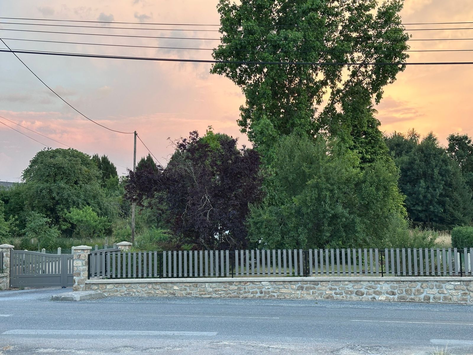 Clôture aluminium sur muret en pierre