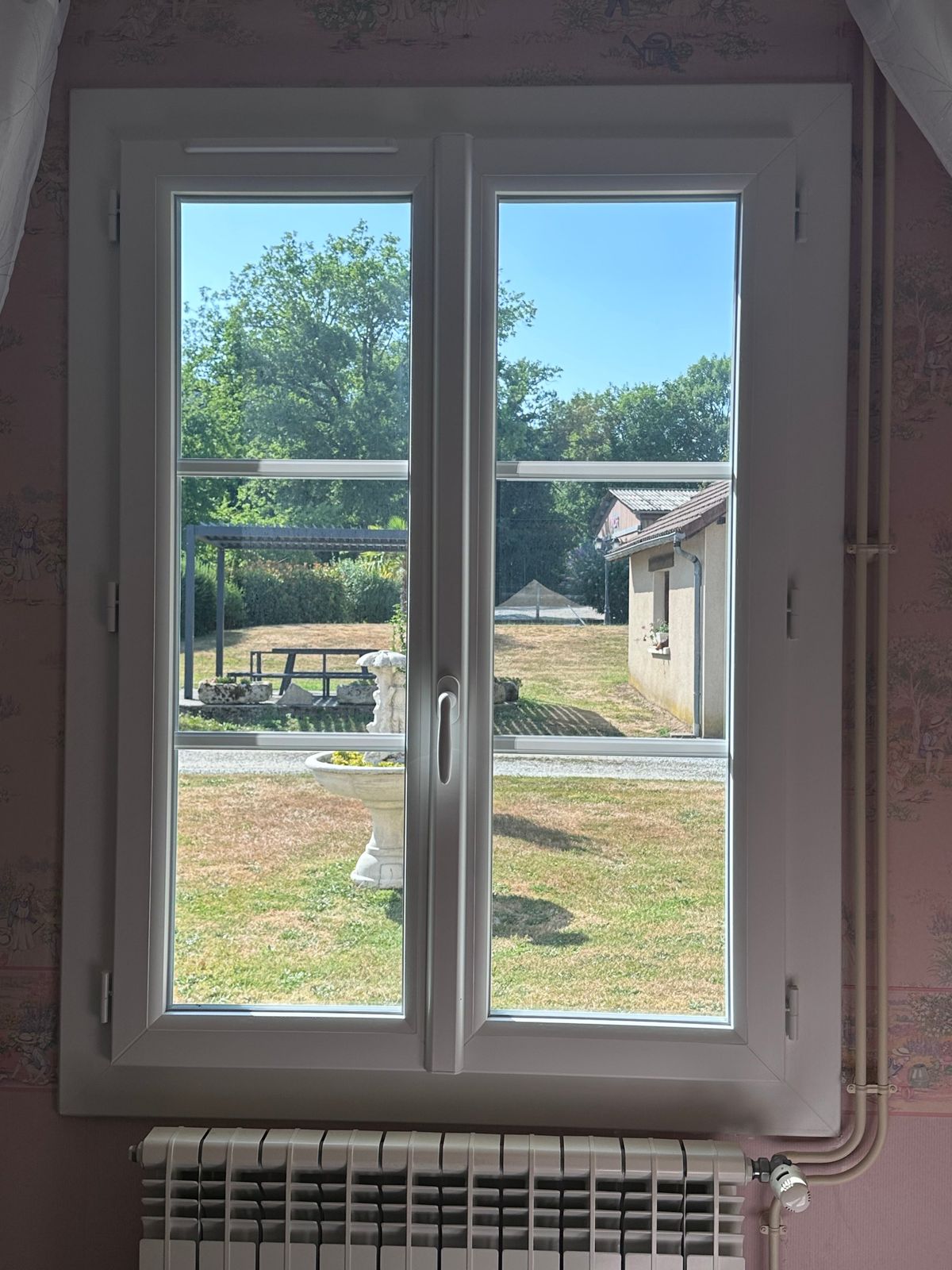 Fenêtre PVC deux vantaux vue de l'intérieur