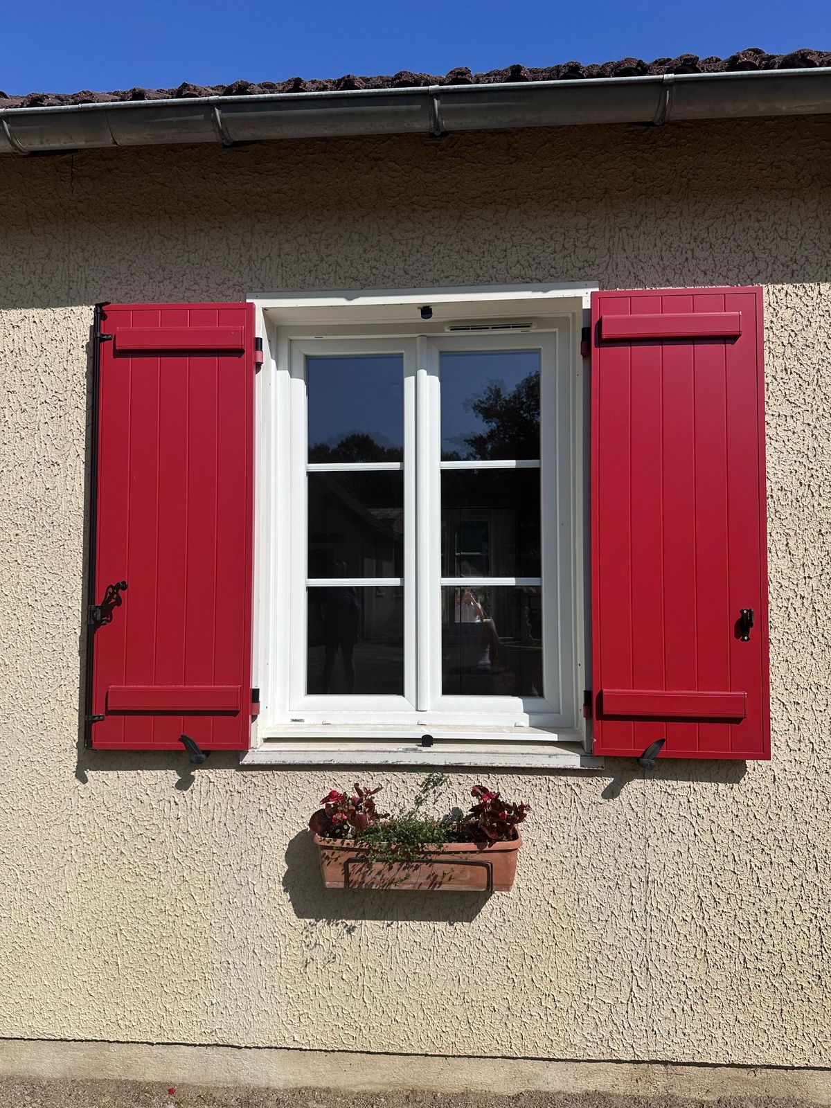 Fenêtre PVC et volets rouges