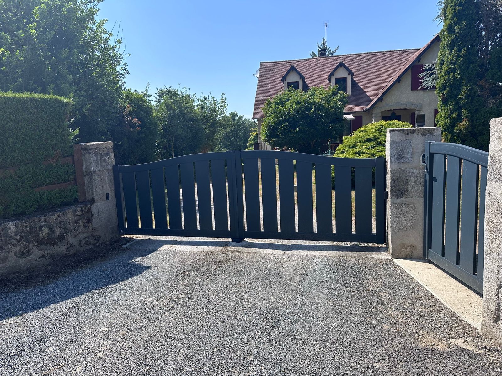 Portail battant gris anthracite