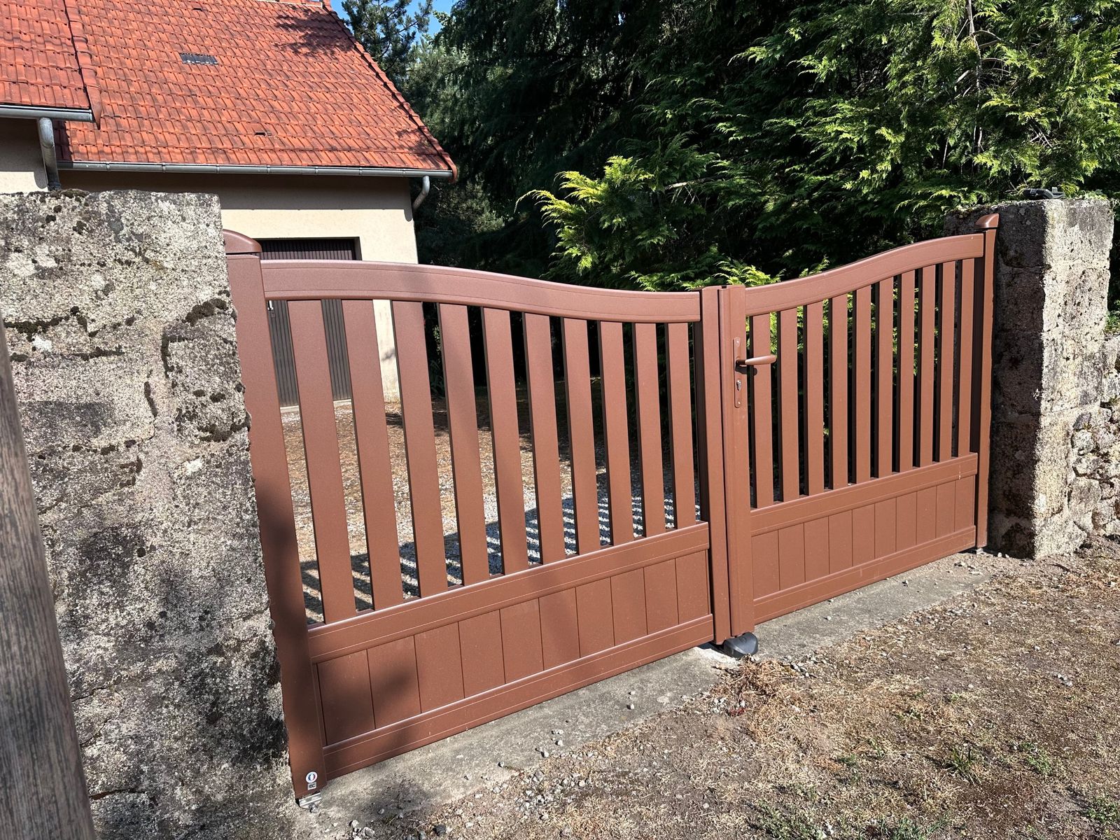 Portail battant aluminium marron