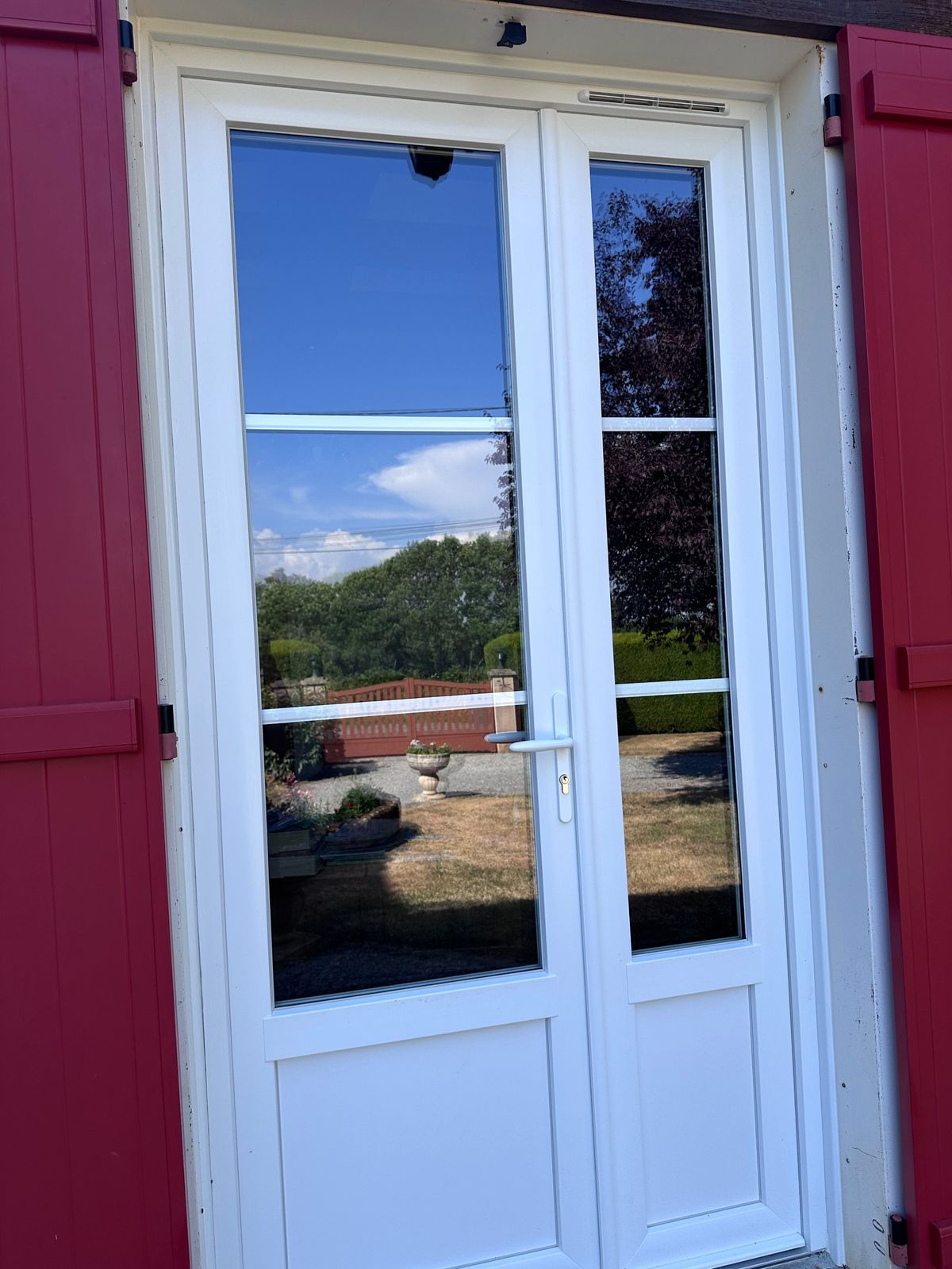Porte-fenêtre PVC blanche à petits bois