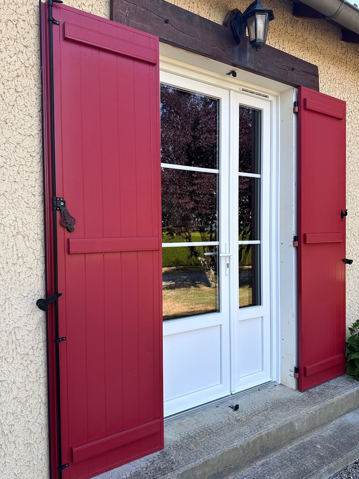 Porte-fenêtre PVC blanche et volets rouges